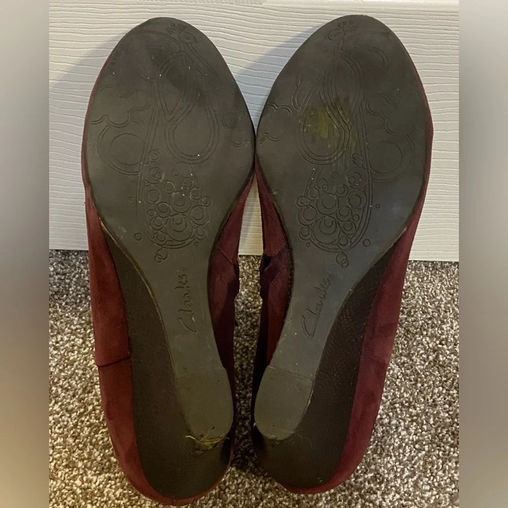 Clarks Artisan Burgundy Wine Suede Side Zipper Wedge Ankle Boot Sz 9